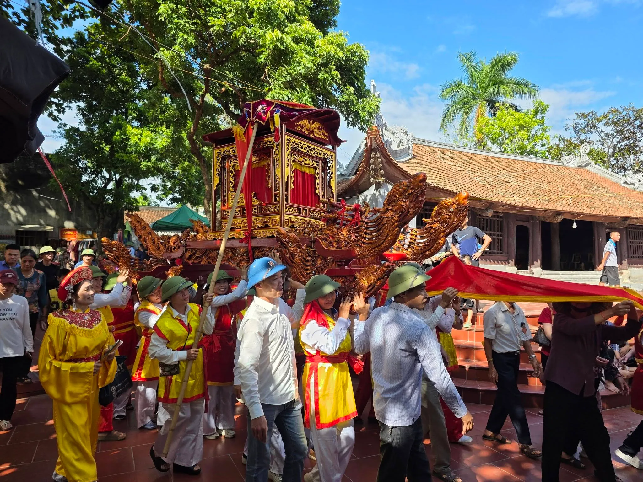 Kiệu rước tại lễ hội đền Đồng Bào