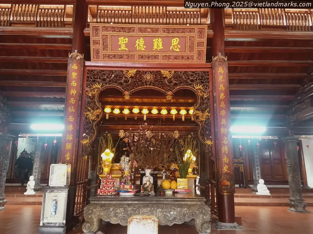 Gian thờ bên trong Chùa Ngãi Cầu