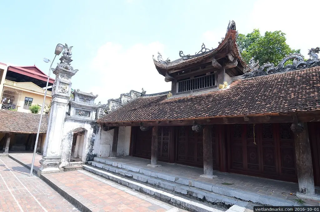 Gác chuông và khánh hai bên Chùa Nành