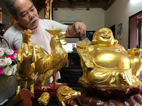 Nghệ nhân ưu tú Lê  Văn Vòng đang chau chuốt các sản phẩm vàng quỳ