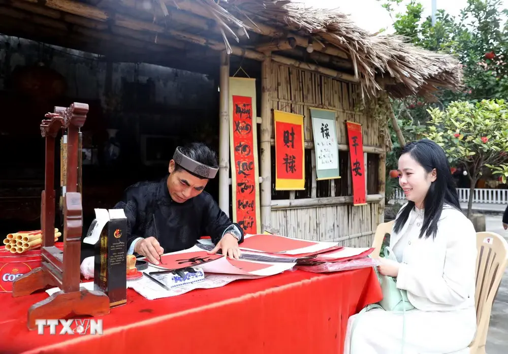 Xin chữ đầu năm tại Hội chùa Keo (hội Xuân)