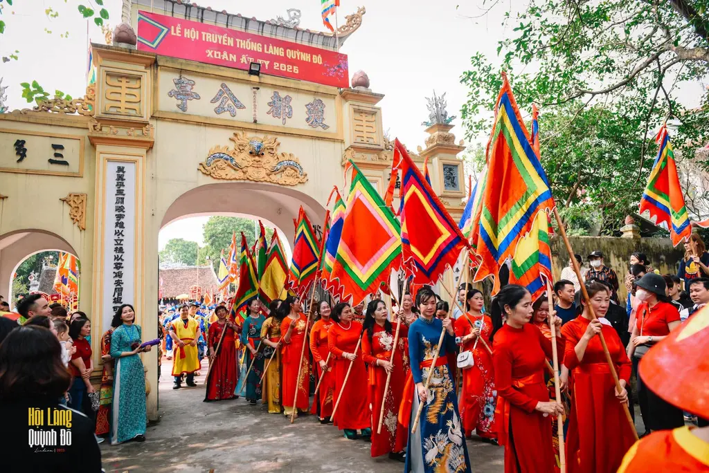 Đoàn rước Hội làng Quỳnh Đô