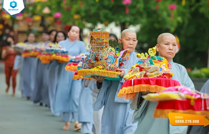 Đoàn rước Lễ Vía Bà Linh Sơn Thánh Mẫu