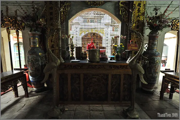 Bên trong Đền Chùa Bà Tấm