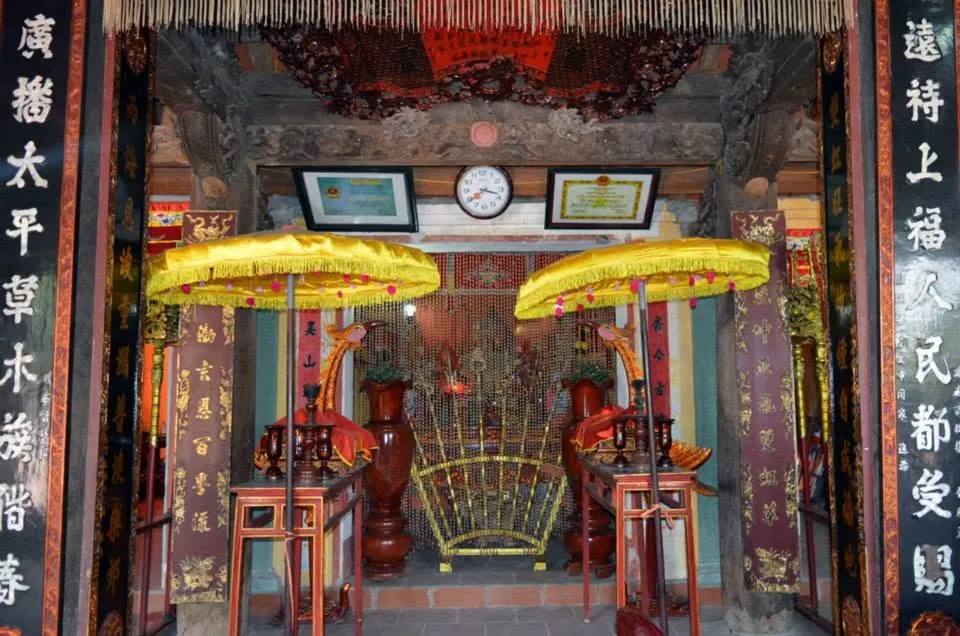 Ban thờ bên trong Đình Thượng Phúc