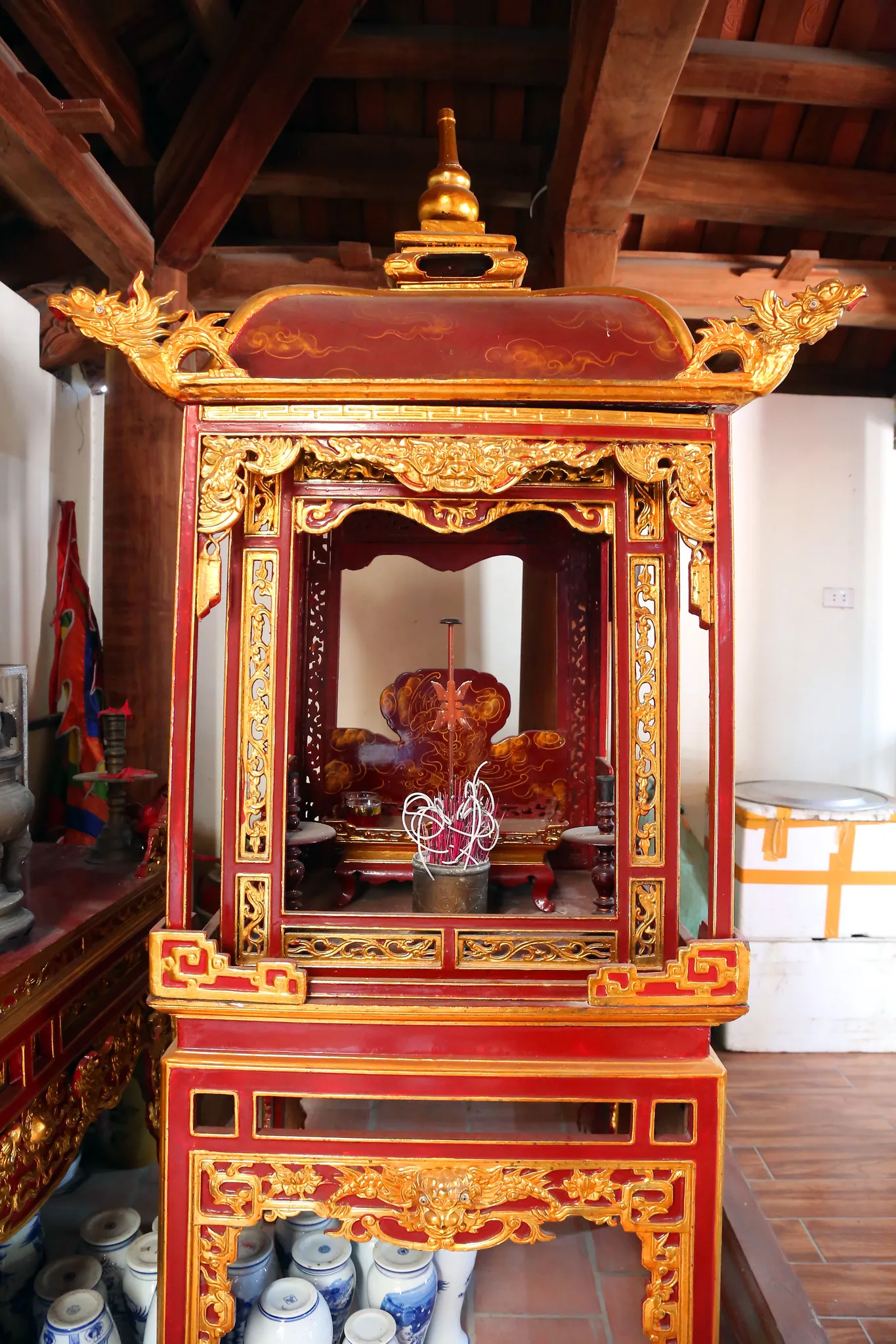 Kiệu trong đình Thị Cấm