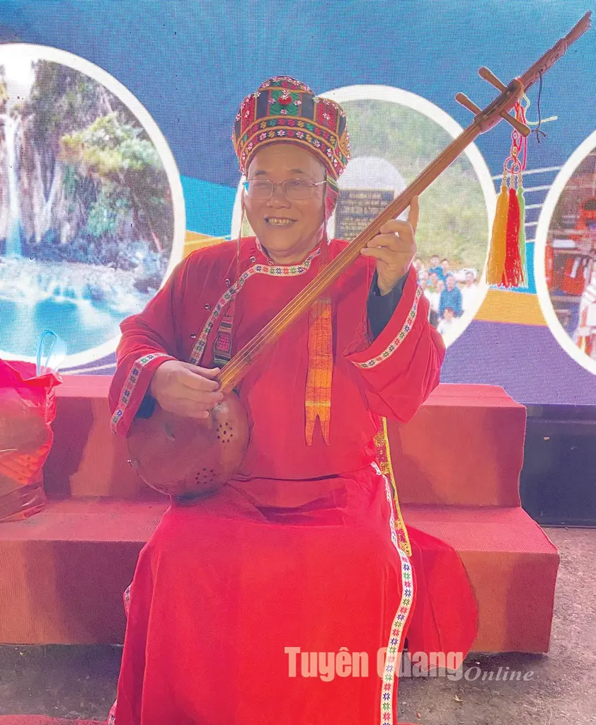 Nghệ nhân Vương Ngọc Quang trong một buổi biểu diễn