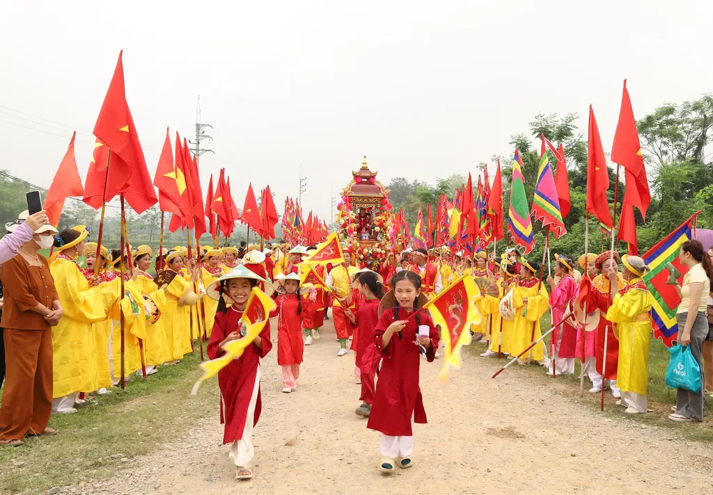 Lễ rước truyền thống tại Hội làng Giữa Quýt