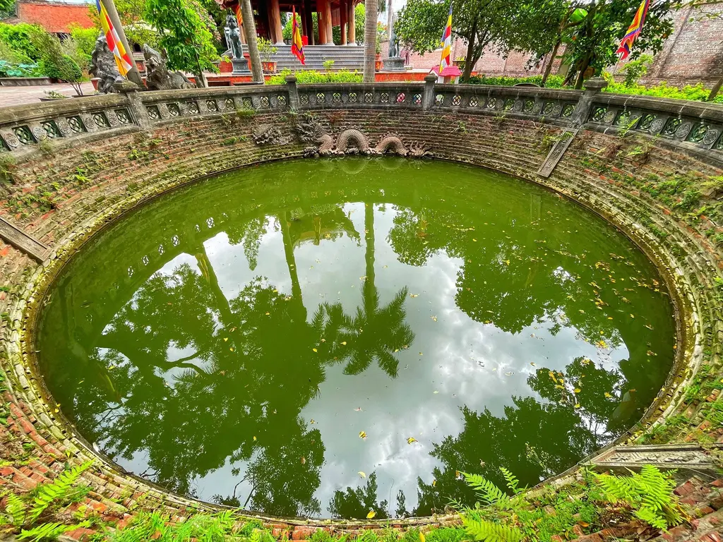 Giếng trong khuôn viên chùa Tự Khoát (Hưng Phúc tự)