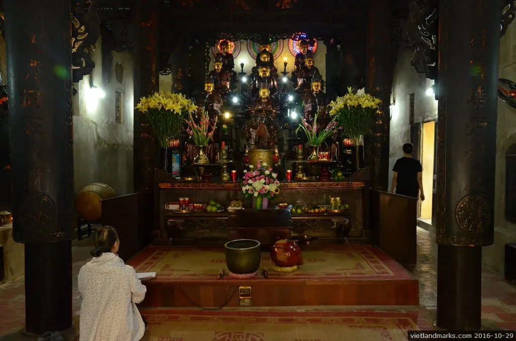 Ban thờ bên trong Chùa Phúc Khánh