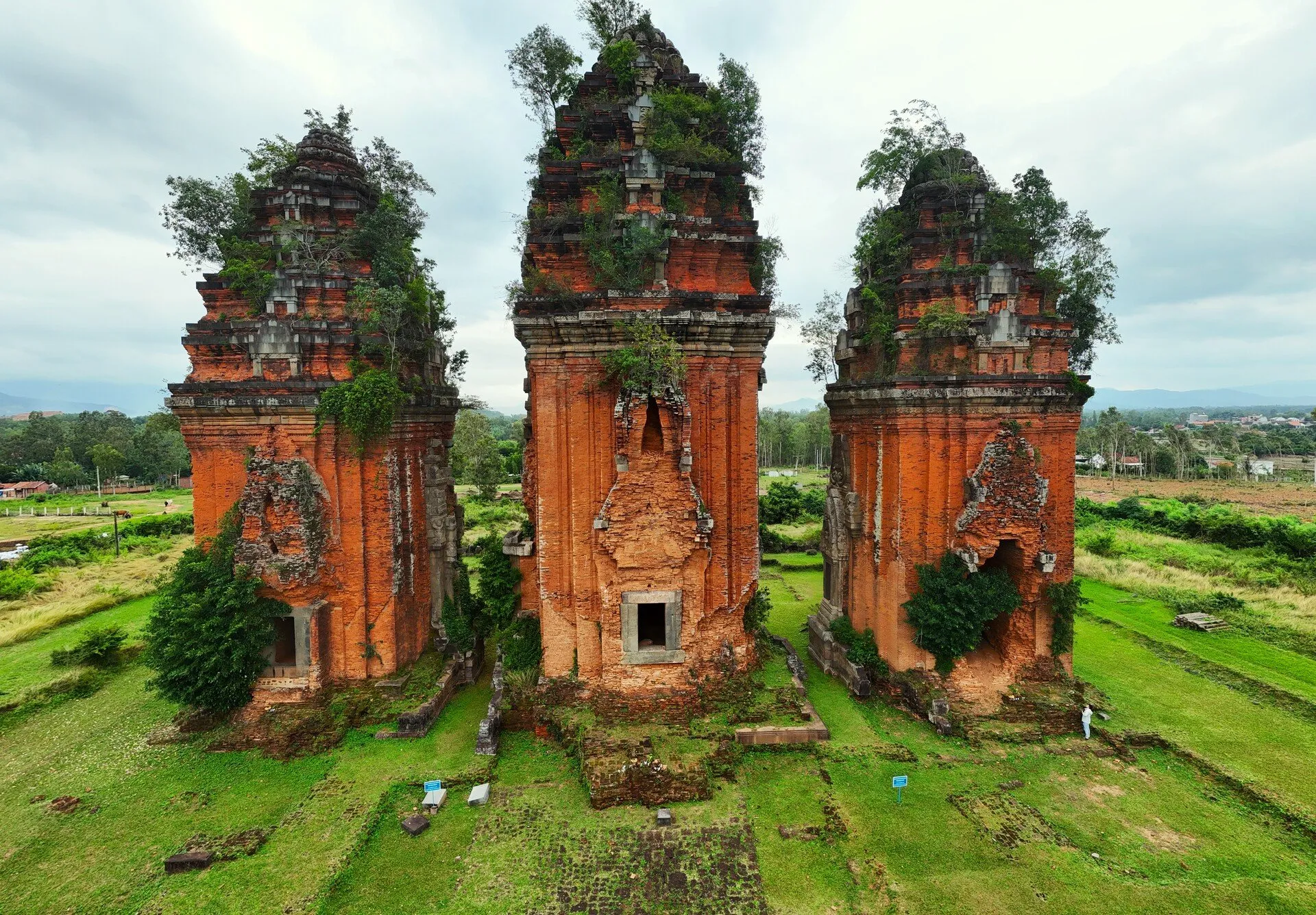 Vẻ đẹp Di tích Lịch Sử Văn Hóa Đặc Biệt Tháp Chăm Dương Long