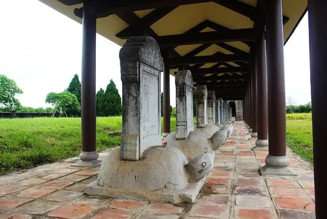 Hàng bia đá trong Quốc Tử Giám Huế