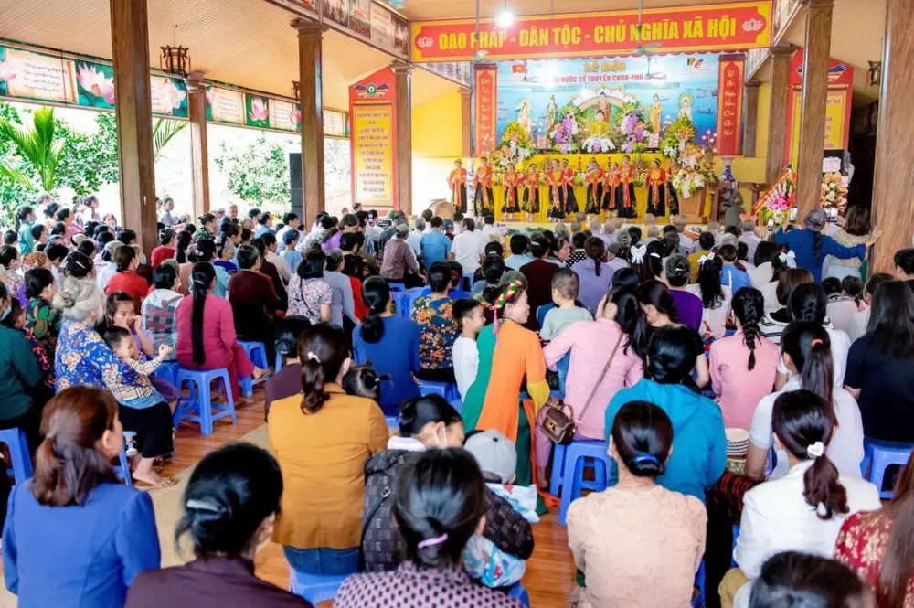 Người dân tham dự Lễ Hội Rước Nước Chùa phủ Báo Ân