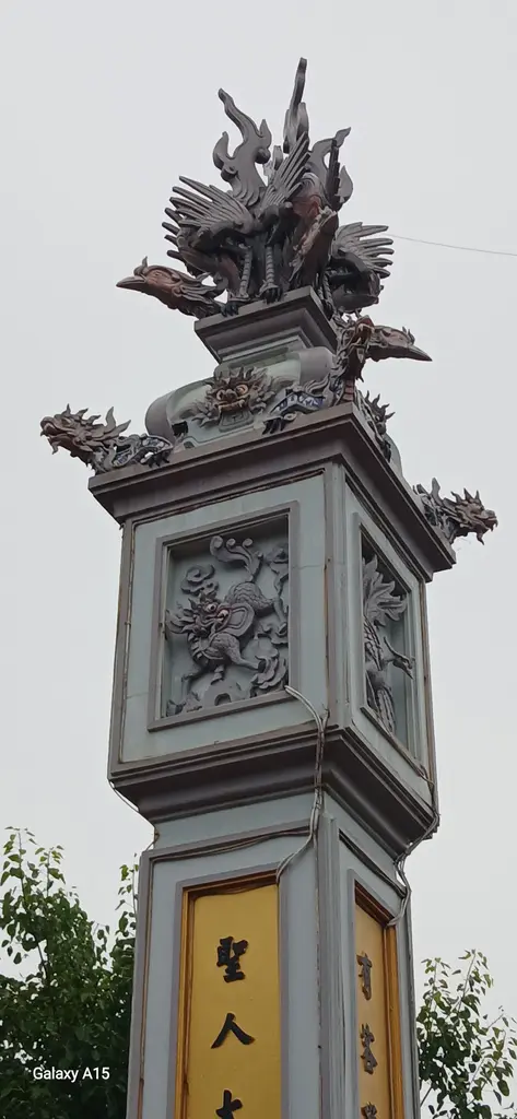 Trang trí trên biểu trụ cổng đình Thụy Dương