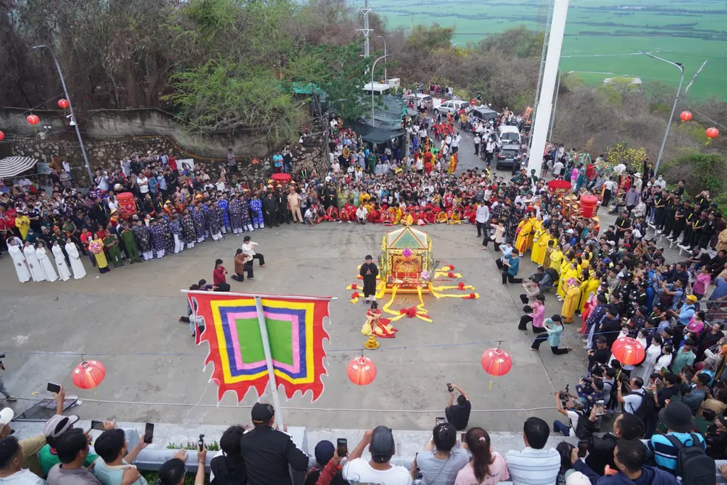 Người dân tham gia Lễ hội Vía bà Chúa Xứ Núi Sam