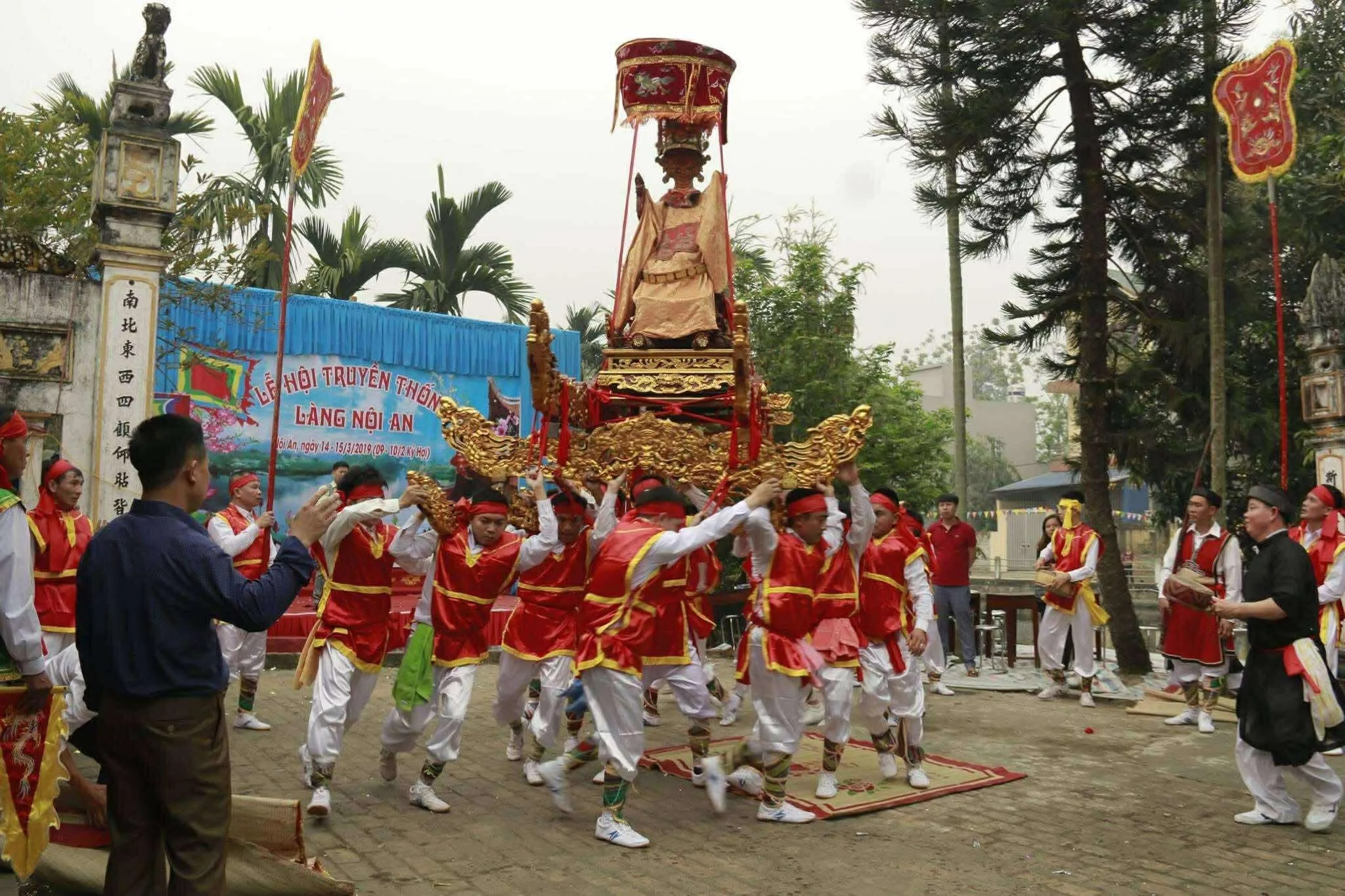 Đoàn rước kiệu tại Hội làng Nội An