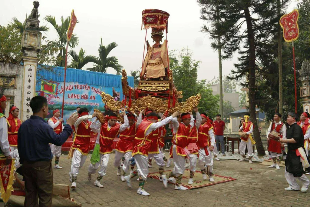 Đoàn rước kiệu tại Hội làng Nội An