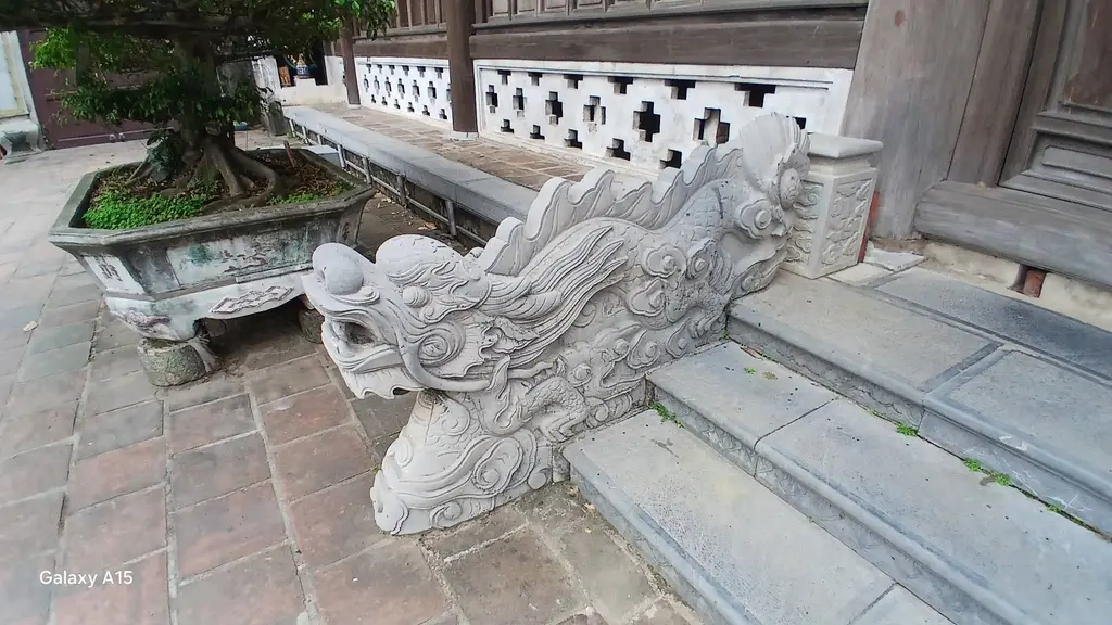 Rồng đá bên hữu đình làng Bát Tràng