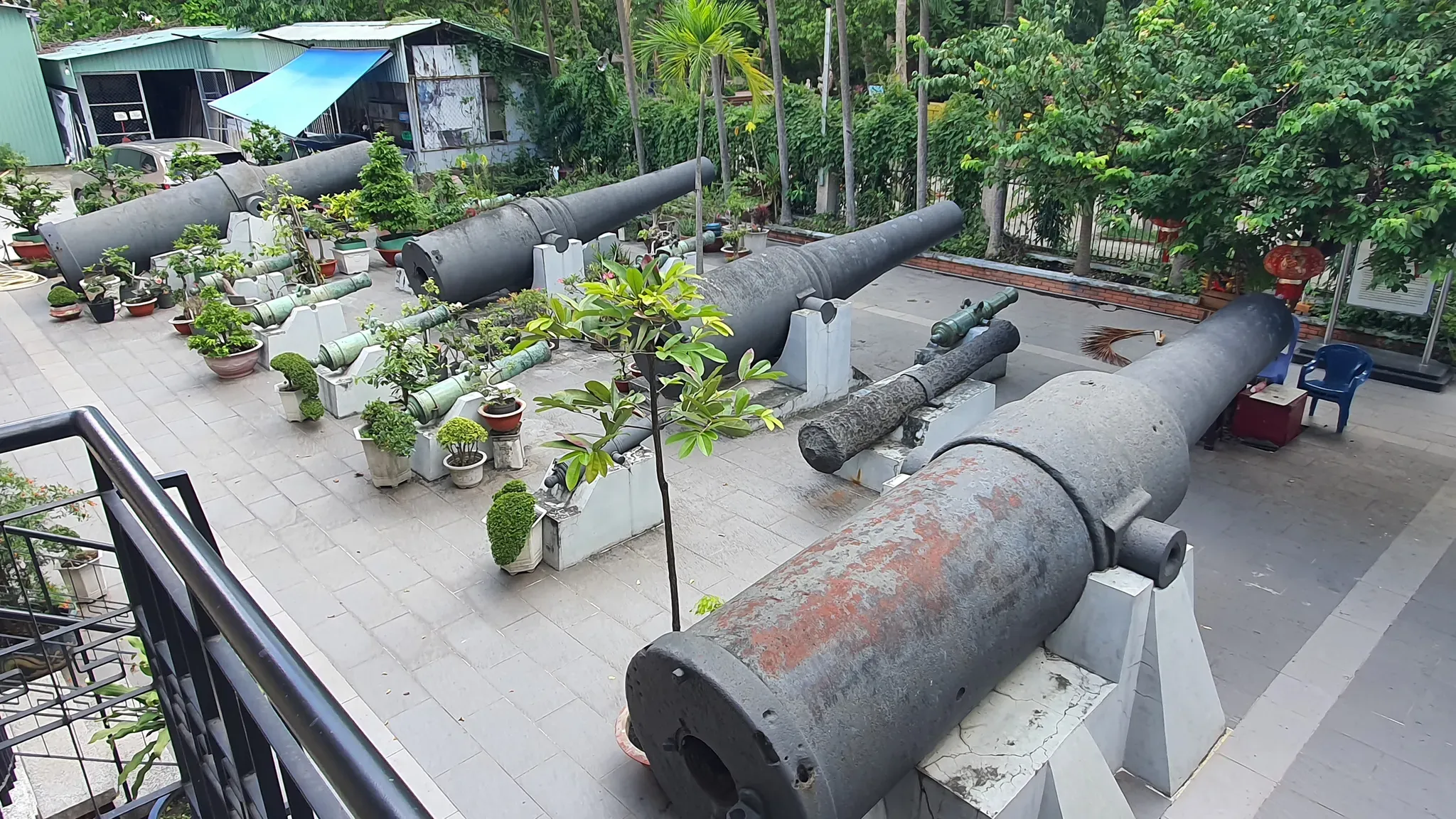 Khu vực trưng bày súng thần công ngoài trời