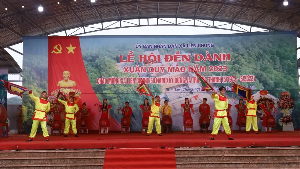 Tiết mục văn nghệ tại Lễ hội Đền Dành