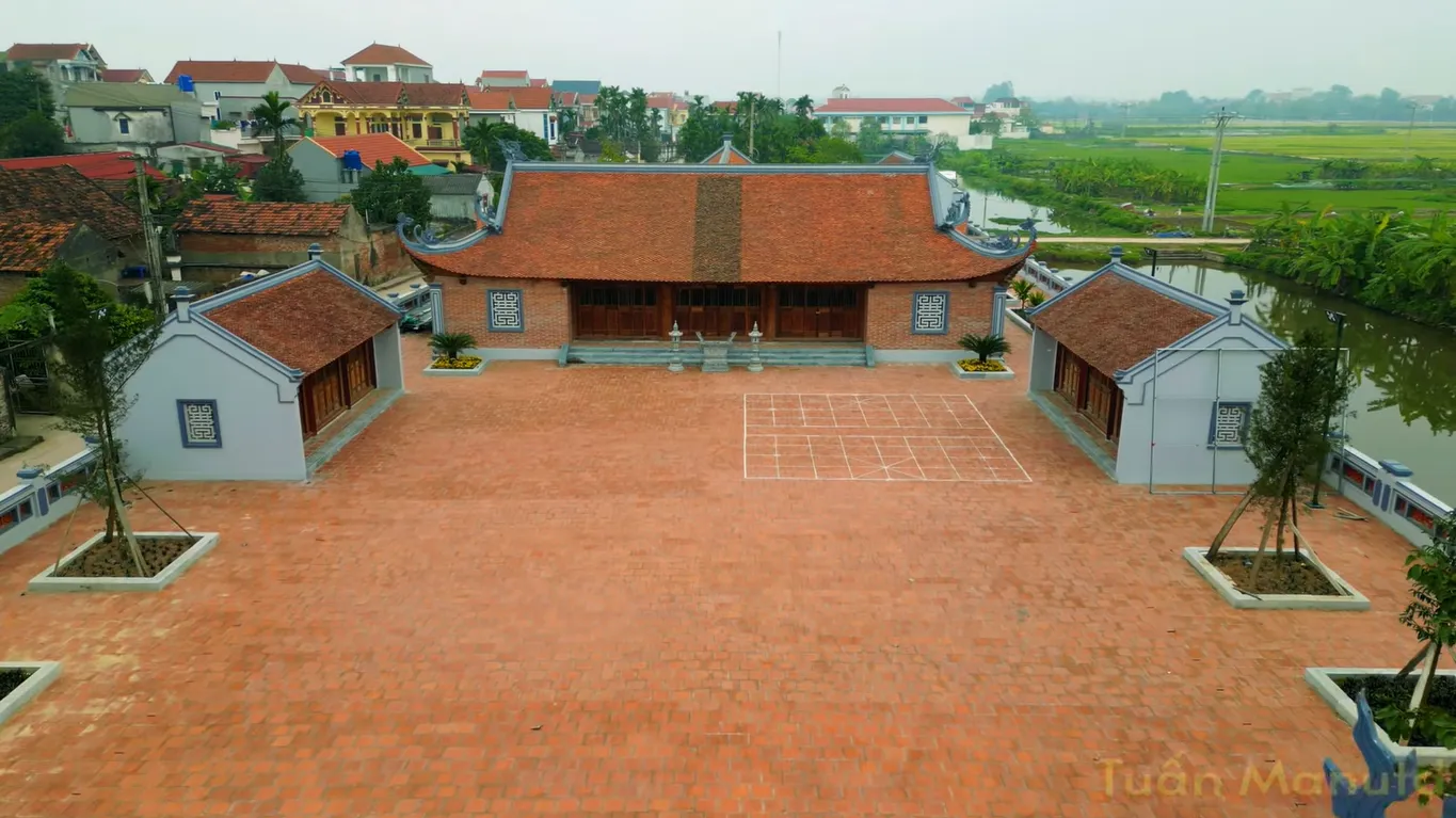 Cảnh quan không gian chính điện di tích Đình Tòng Thái