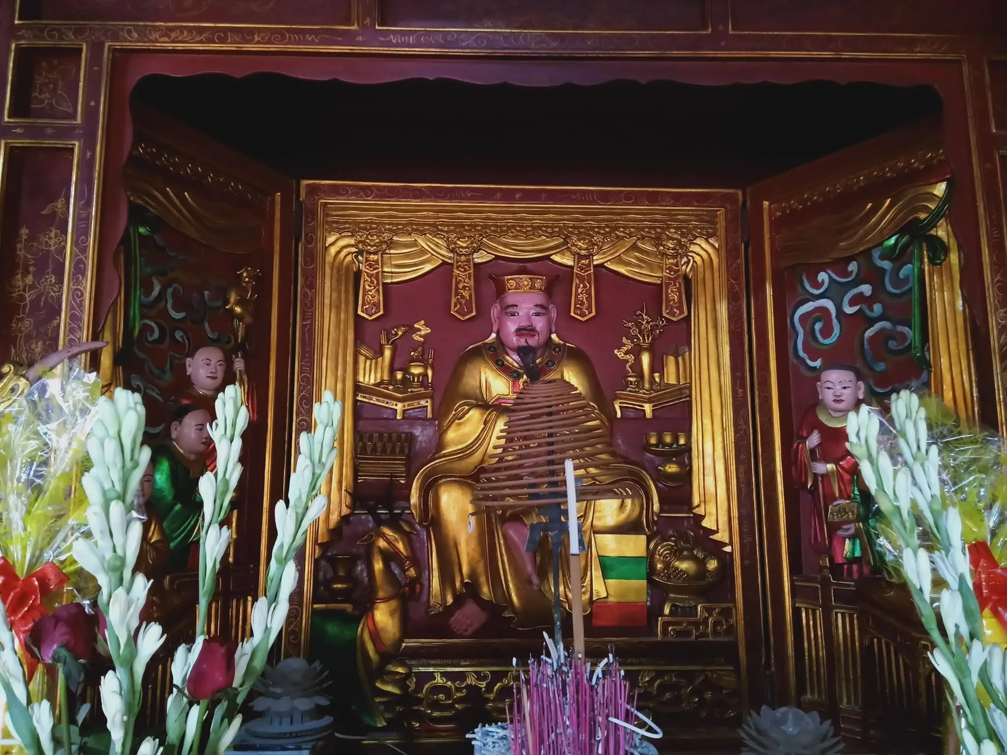Ban thờ bên trong đình làng Thượng Cung