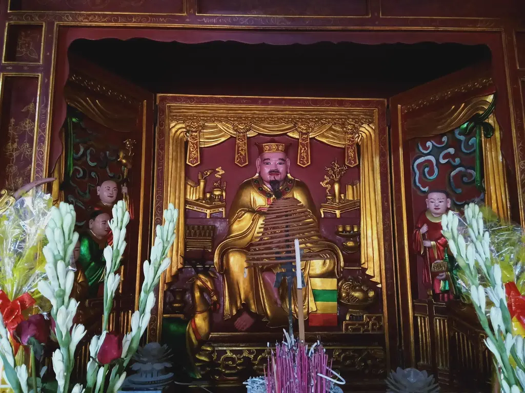 Ban thờ bên trong đình làng Thượng Cung