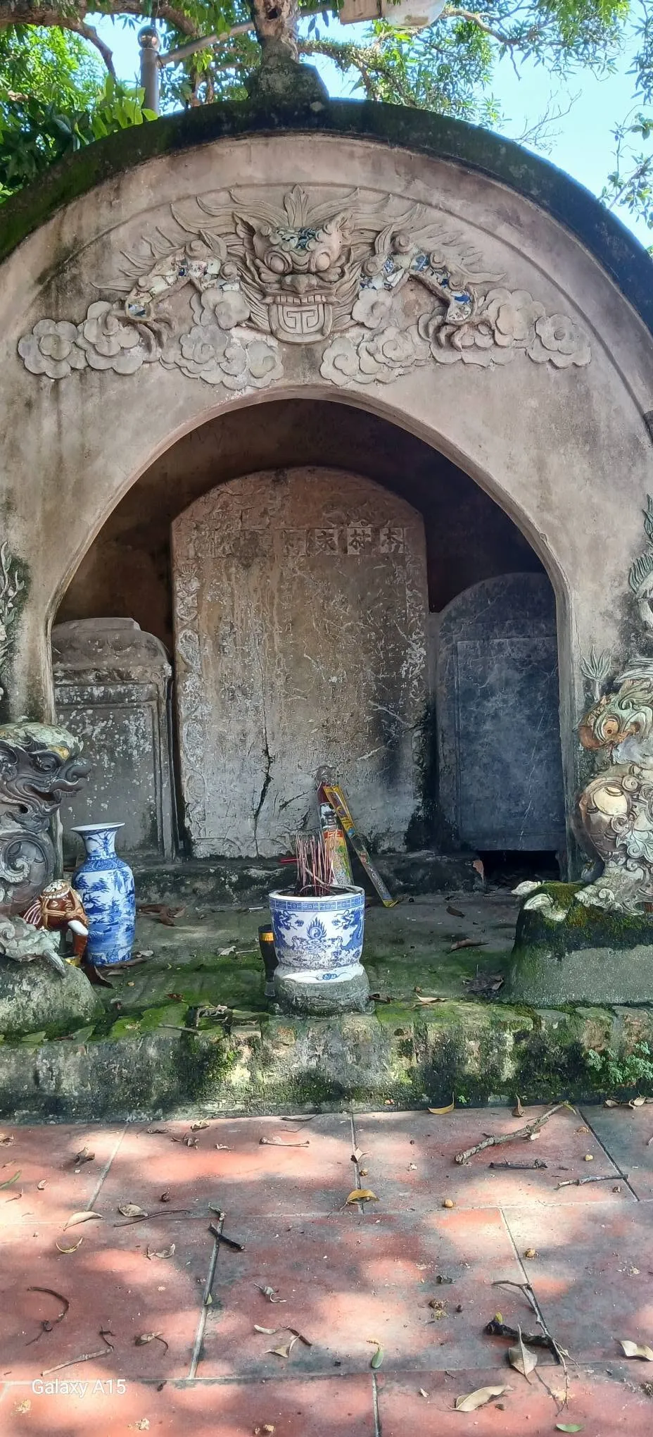 Bia đá trong đình làng Tiên Lữ