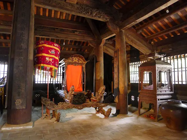 Không gian bên trong Đình Thổ Hà