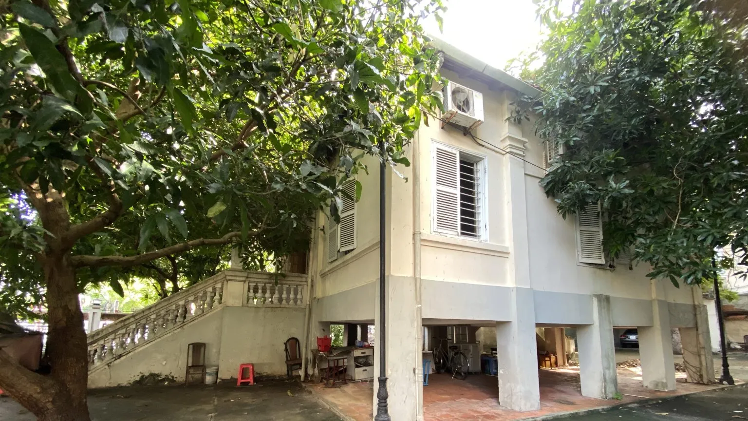 Khuôn viên Nhà Cao Cẳng