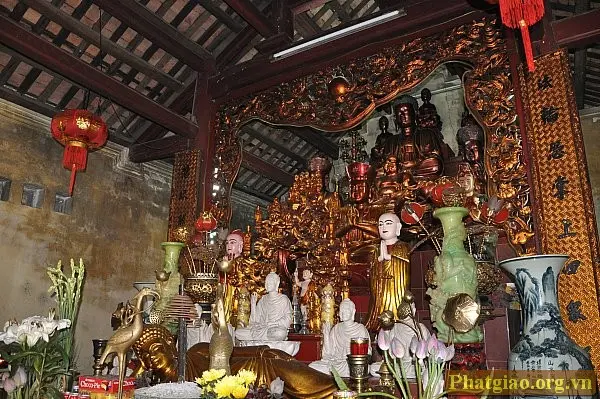 Ban thờ bên trong Chùa Khải Minh