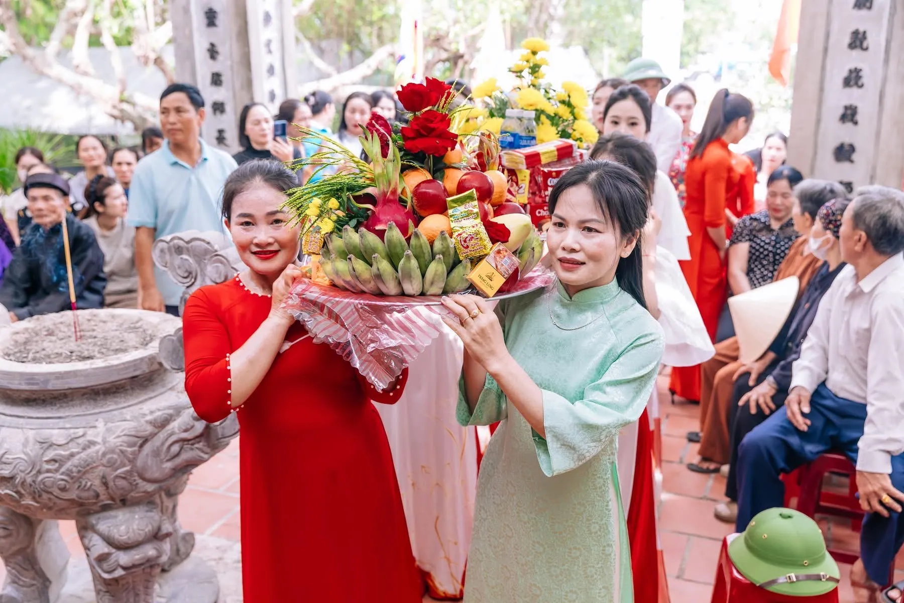 Dâng lễ cúng Đô sát Đại tướng quân tại Lễ hội đền Xuân Úc