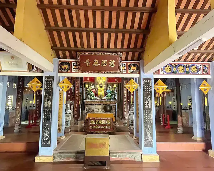 Không gian thờ tự bên trong Chùa Ba Đồn