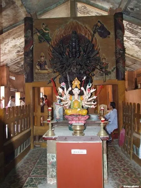 Ban thờ bên trong Chùa Hang