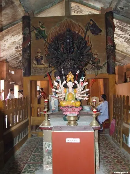Ban thờ bên trong Chùa Hang