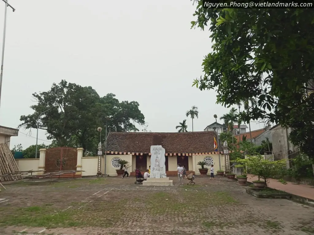 Khuôn viên Chùa Linh Quang