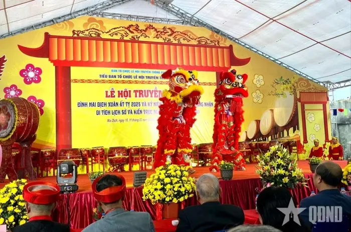 Múa lân khai mạc Hội đình Mai Dịch