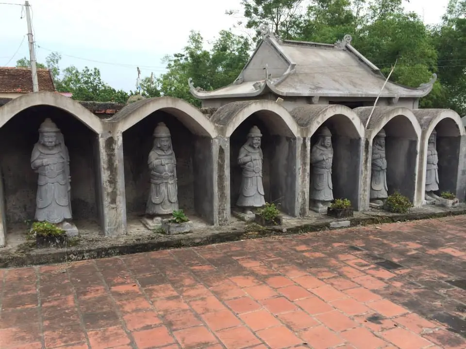 Dãy khám thờ bằng đá tại Lăng họ Trần