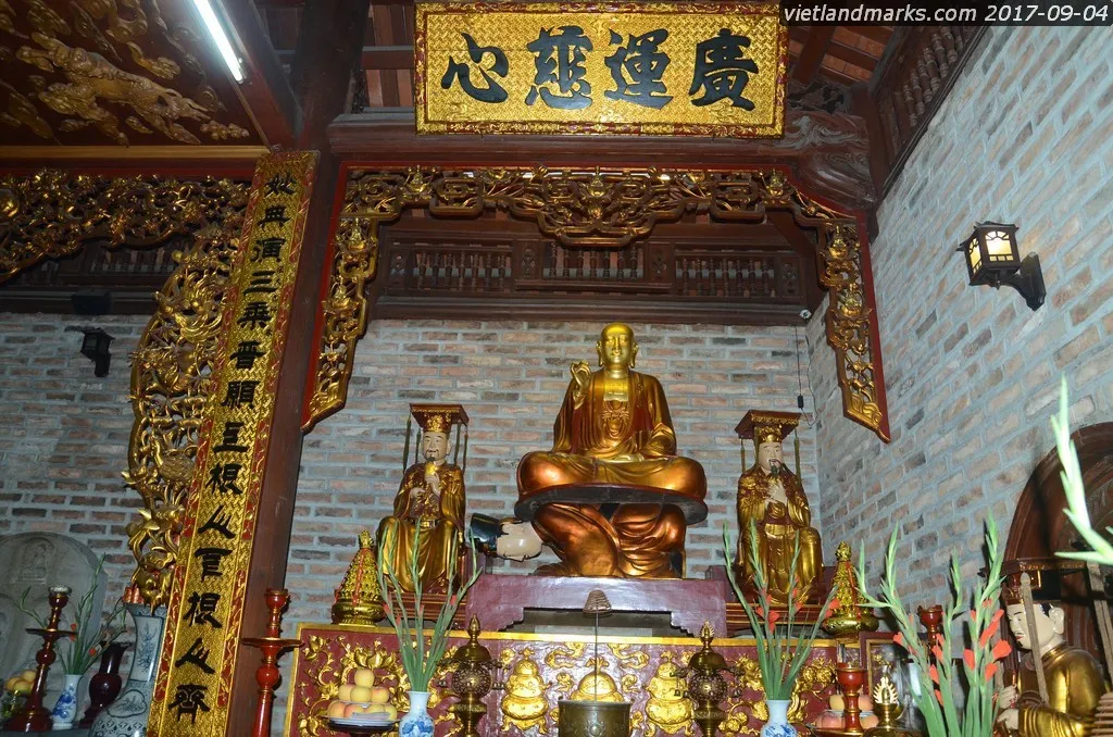 Bên phải tiền đường Chùa Hòe Nhai