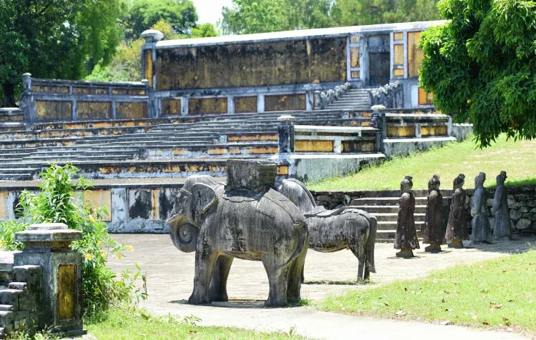 Dãy tượng bên ngoài Lăng Gia Long