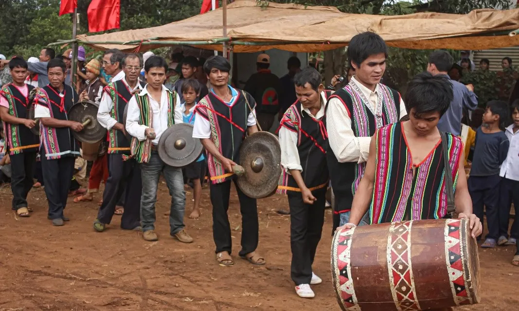 Tấu chiêng trong Lễ hội mừng lúa mới dân tộc Xơ Đăng