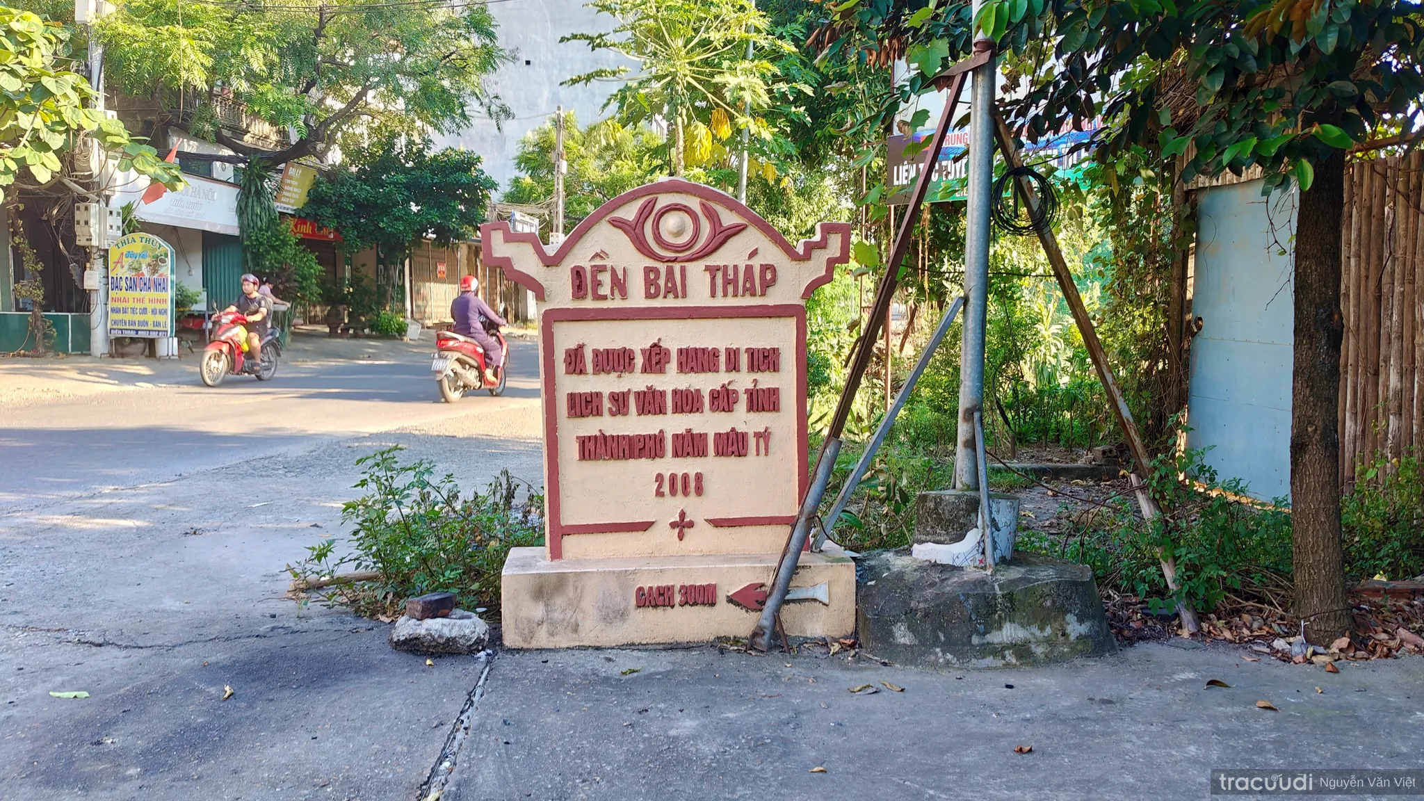 Bia tên di tích đền Bãi Tháp