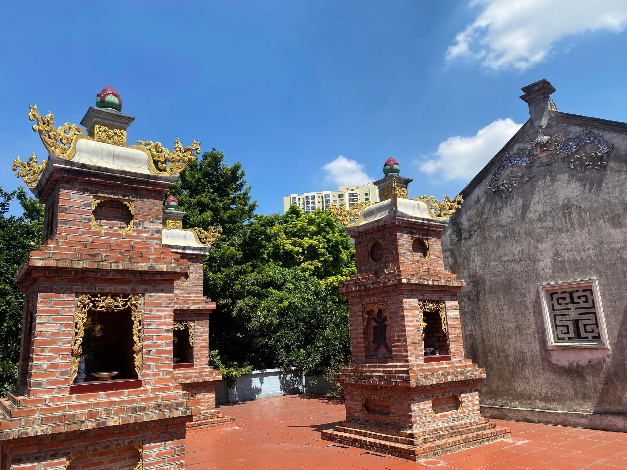 Khu tháp mộ trong khuôn viên chùa Lưu Bái