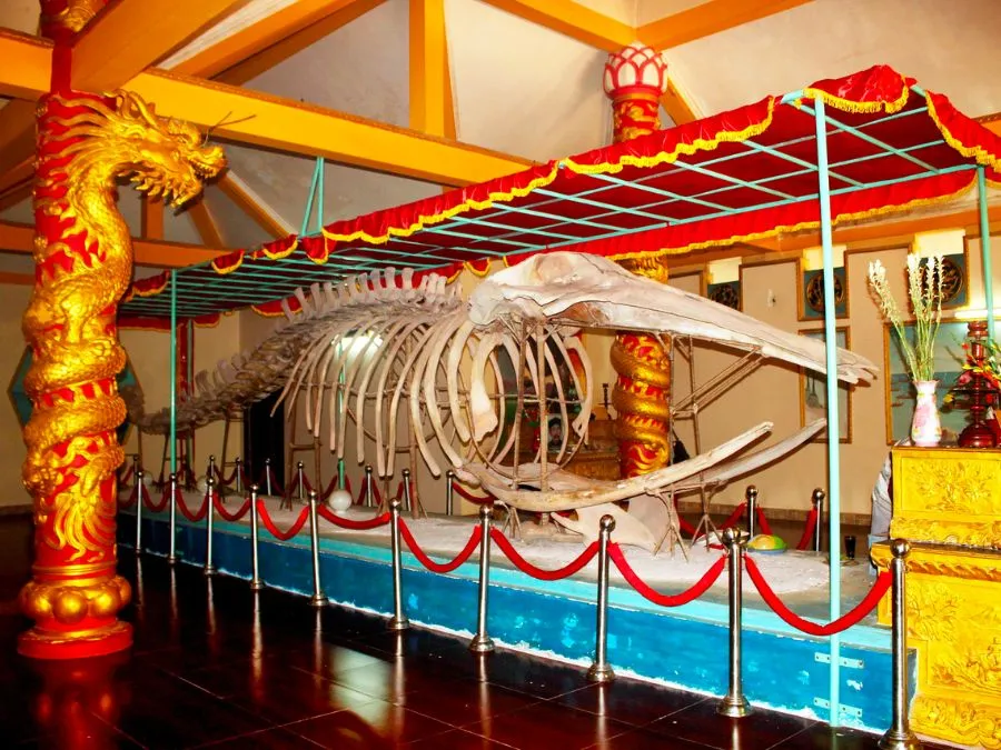 Bên trong Lăng ông Nam Hải