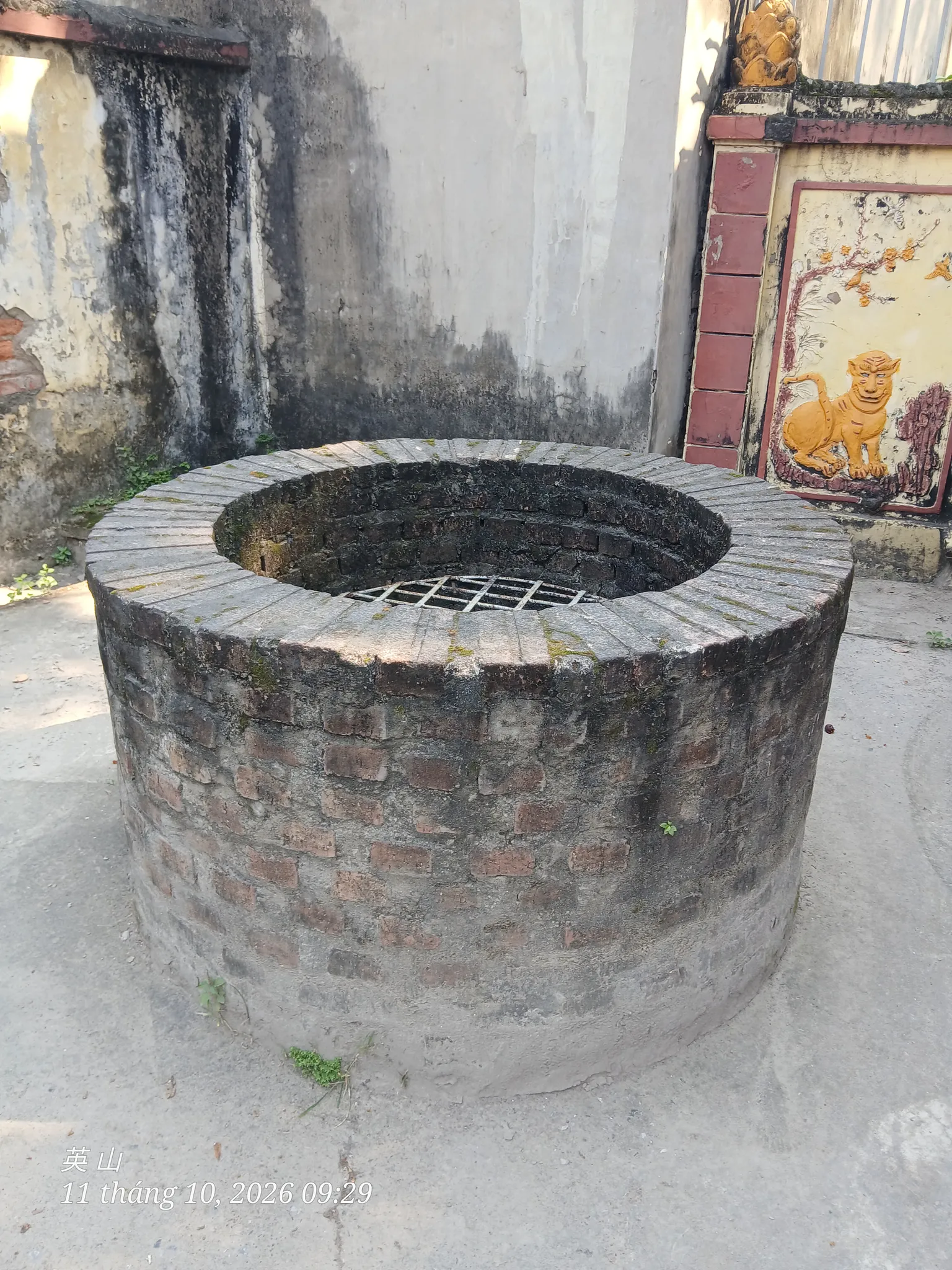 Giếng cổ bên cổng chùa
