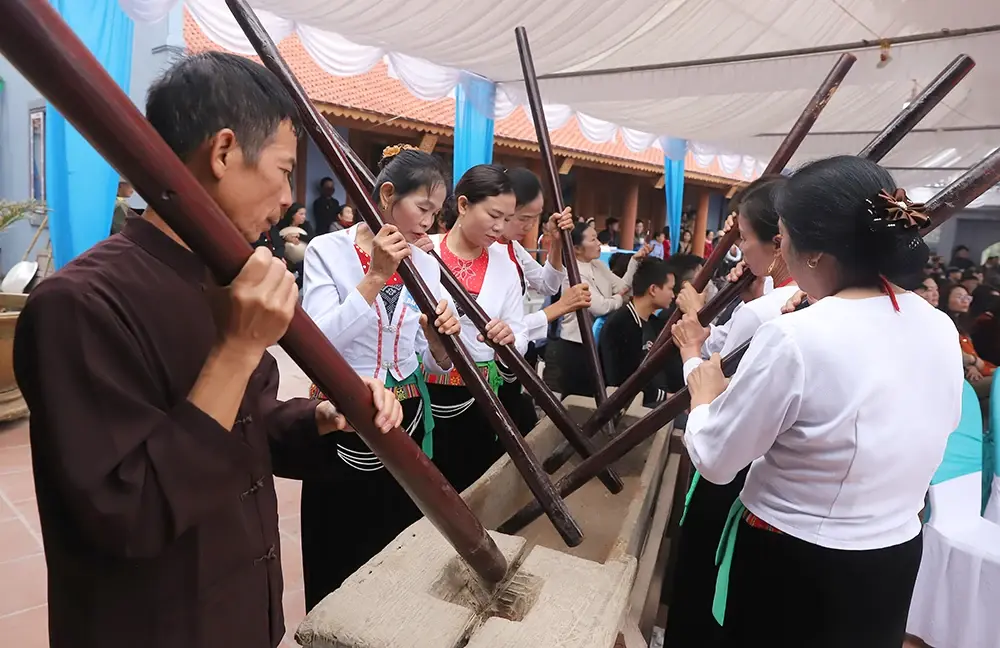 Trình diễn đâm đuống Lễ hội đình Thạch Khoán