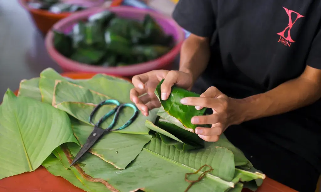 Công đoạn gói bánh