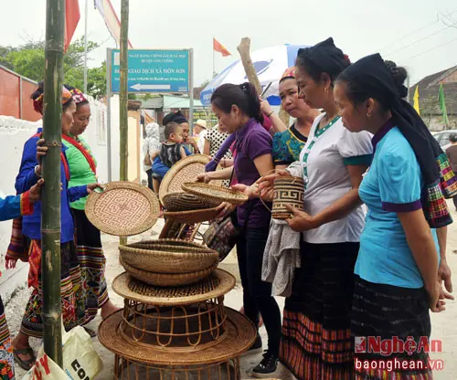 Gian trưng bày hàng thủ công mỹ nghệ của đồng bào dân tộc Thái ở Mường Qụa tại Lễ hội Môn Sơn -Lục Dạ