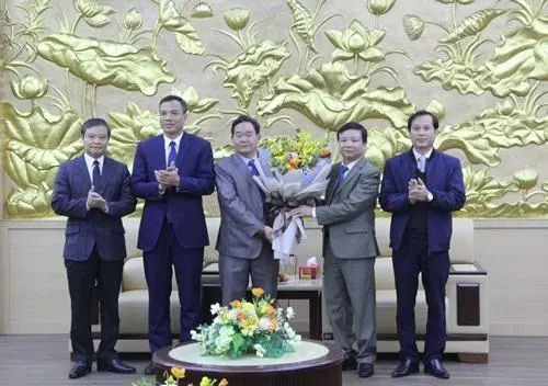 Lãnh đạo huyện Hoài Đức tặng hoa chúc mừng Nghệ nhân ưu tú Nguyễn Viết Thạnh