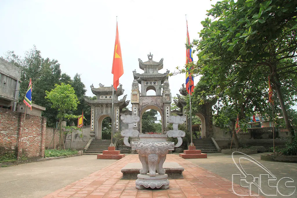 Khuôn viên Đền Ghênh